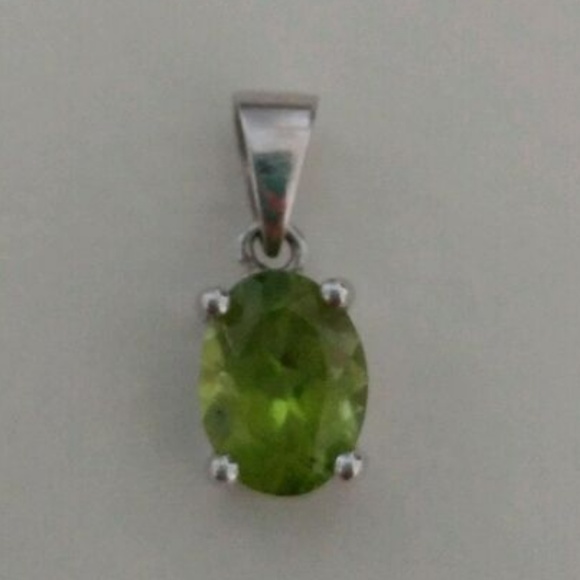 Vintage Jewelry - Peridot Sterling Silver Oval Pendant